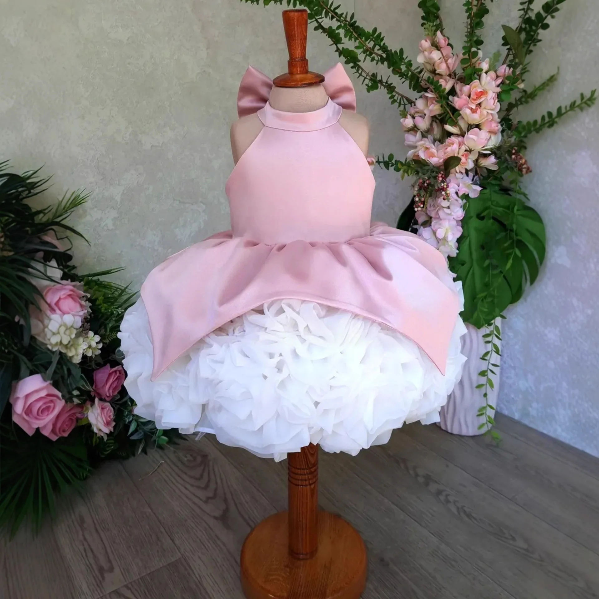 Wunderschönes rosa Blumenmädchenkleid mit Schleife, Puffärmel, Partykleid für Hochzeiten, Satin, Kindergeburtstag, Festkleid, maßgeschneidert – Detail 1