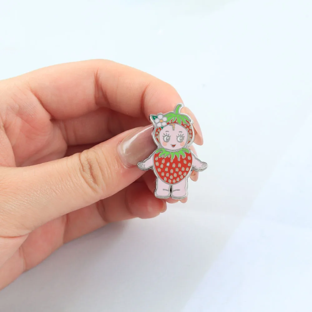 Niedliche Erdbeer-Mädchen Emaille-Pin Kawaii Frucht Baby Junge Brosche Metall-Abzeichen Schmuck Mode-Accessoires Geschenk Rucksack Kleidung Deko – Detail 4