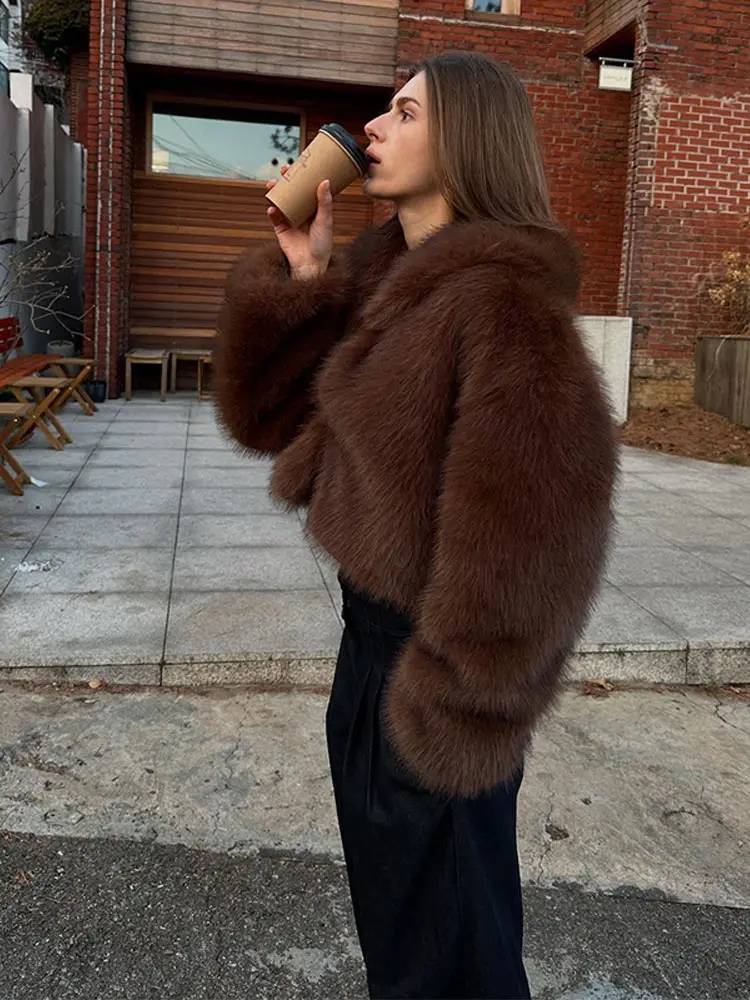 เสื้อโค้ทขนเฟอร์เทียมสีน้ำตาลสำหรับผู้หญิง แขนยาว ปกขนฟู ทรงหลวม อุ่นหนา แฟชั่นฤดูหนาว 2025 เสื้อคลุมสไตล์ไฮสตรีท