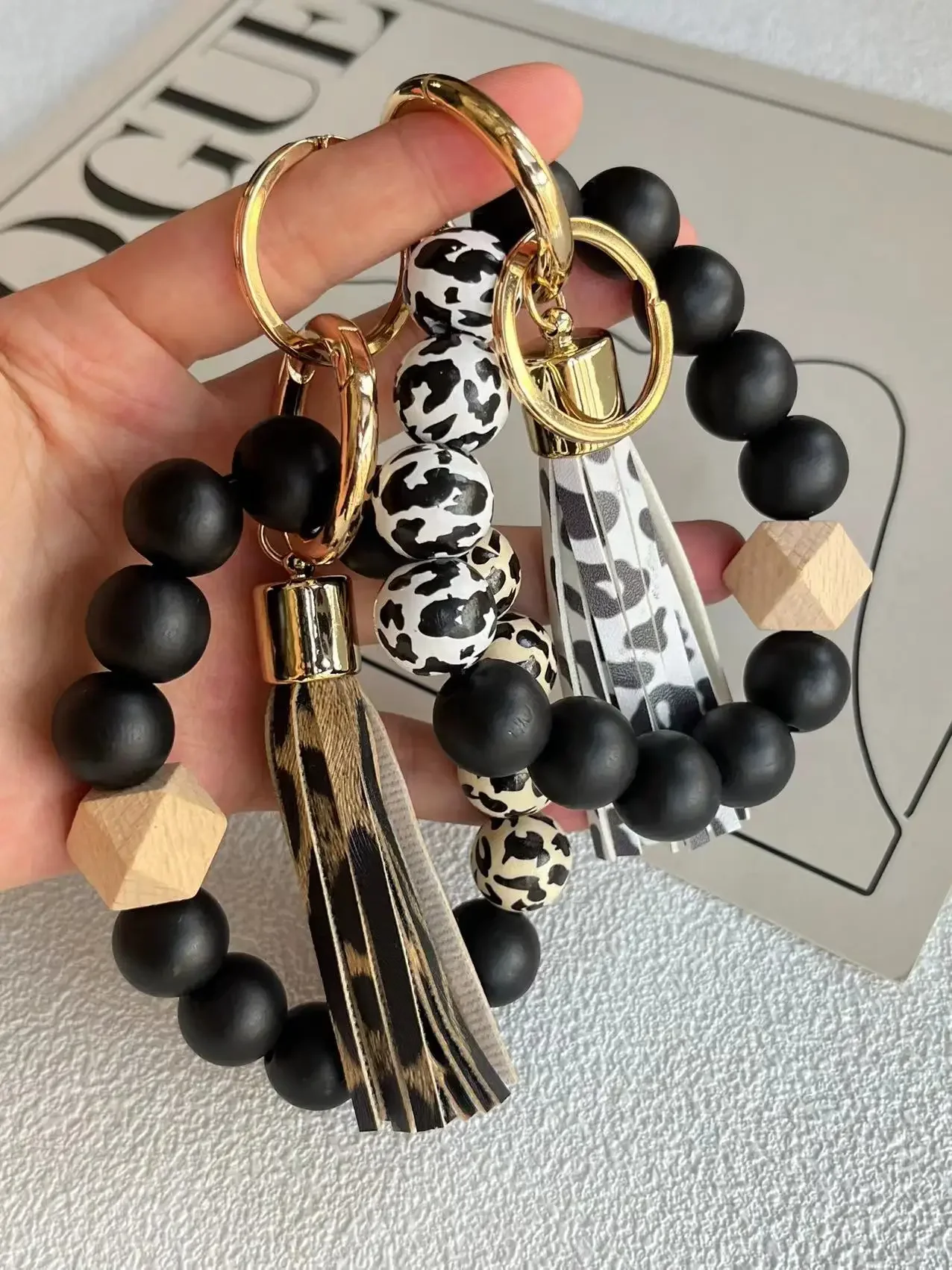 Брелок-с-леопардовыми-бусинами-для-ключей-искусственная-кожа-кисточка-силиконовые-деревянные-брелоки-из-бисера-анти-потерянные-брелки-на-запястье-оптовая-продажа