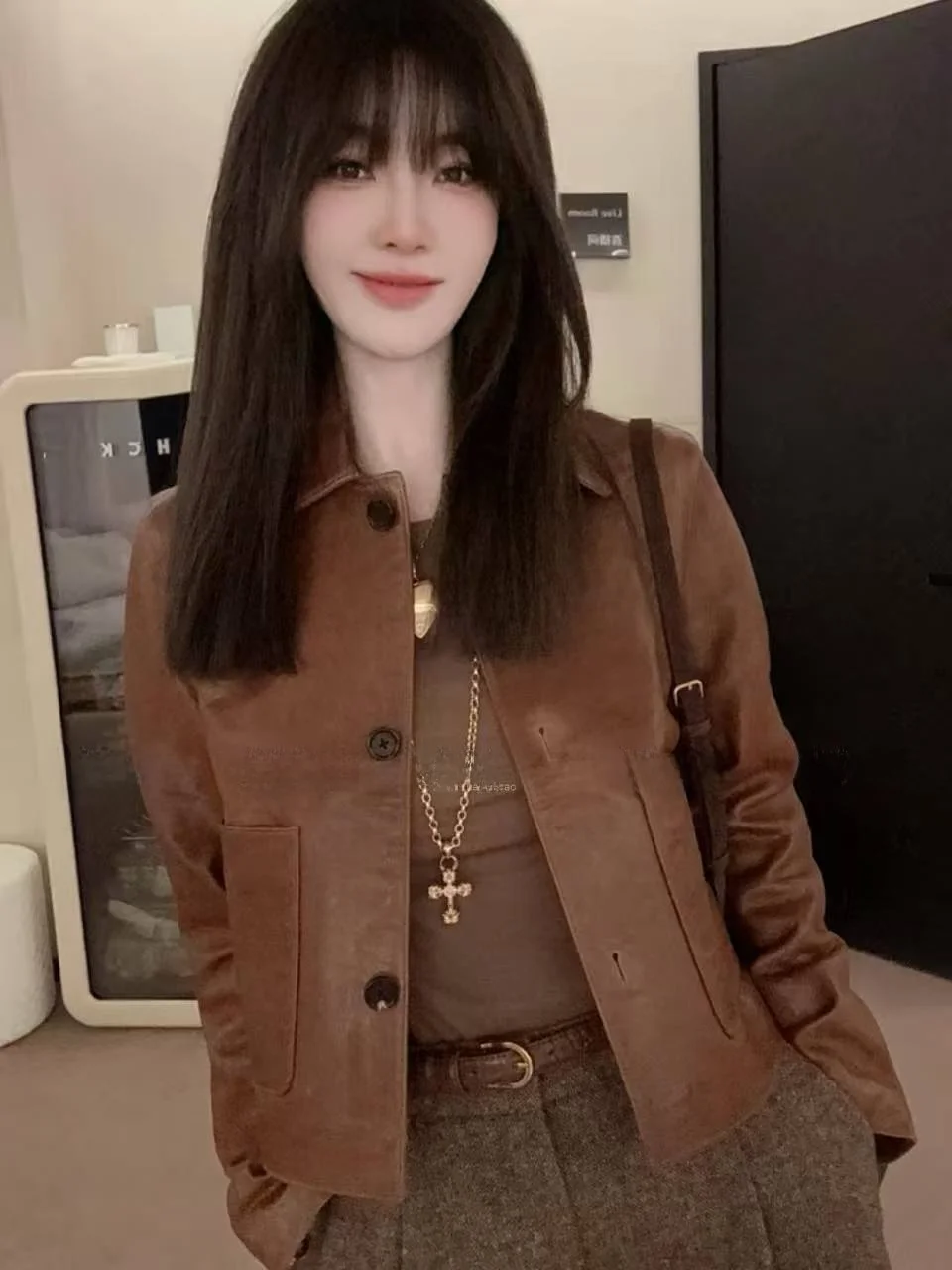 

Новая женская куртка из натуральной овчины 2025 года: свободный крой, стройнящий силуэт, повседневный стиль, с воротником, длинными рукавами, модная.