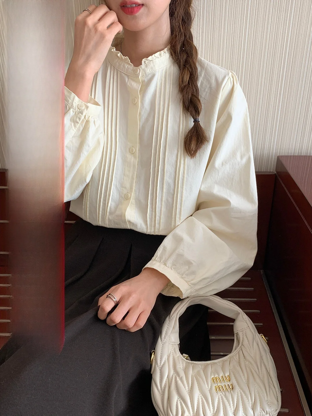 

Весна 2026: Новая женская блузка с длинным рукавом, плиссированным воротником-стойкой, в корейском стиле, универсальная, стройнящая, из дышащего хлопка, приталенного кроя.