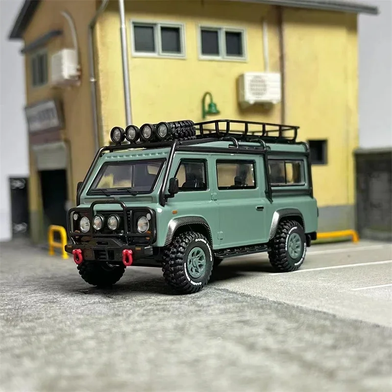 Master 1:64 Land Rover Defender VAN Diecast Model Car