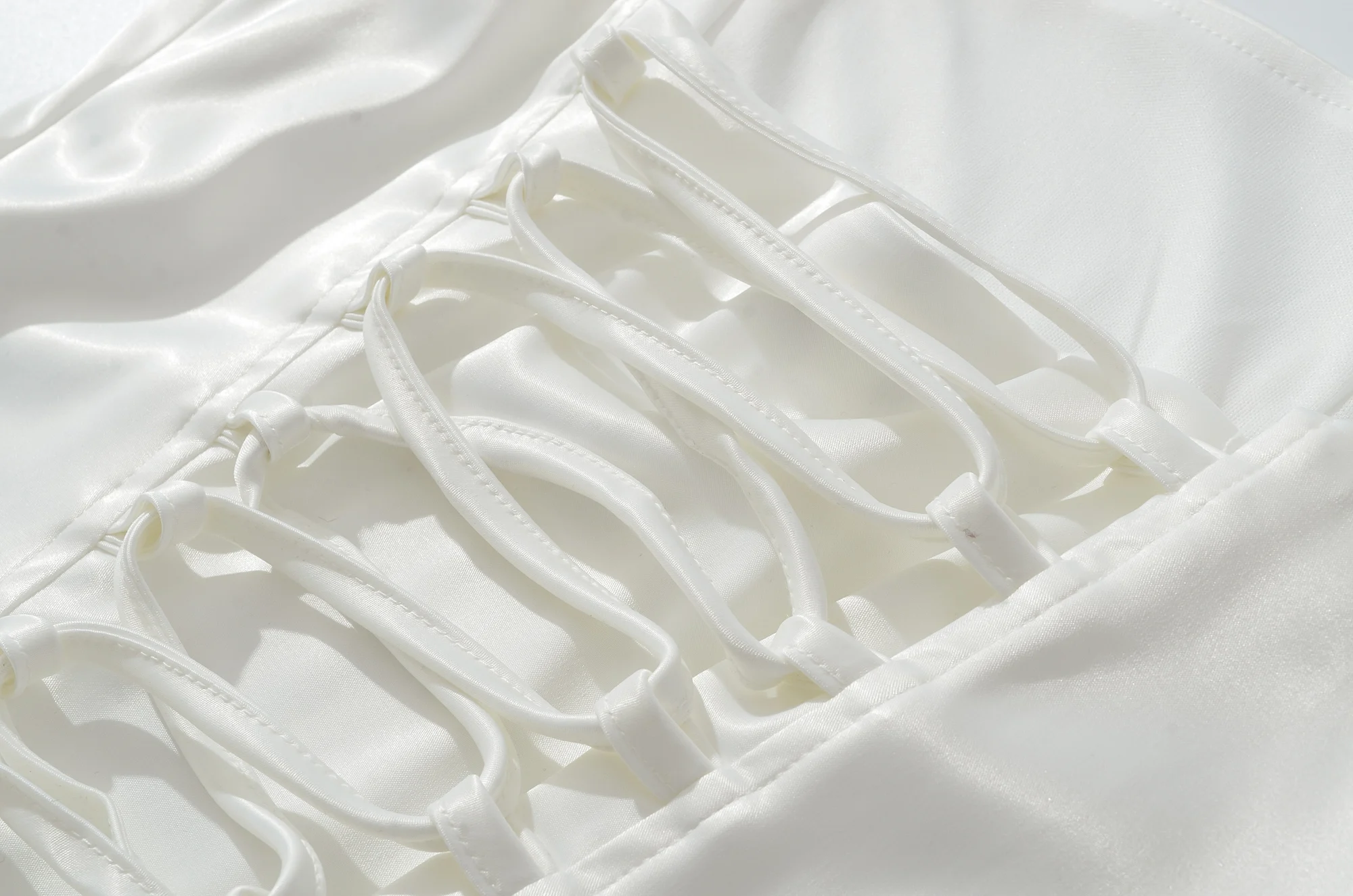 Nouveau Sexy désossage taille mince robe en Satin femmes taille basse ourlet froncé croix laçage dos de pansement Mini robes à bretelles Femme robes