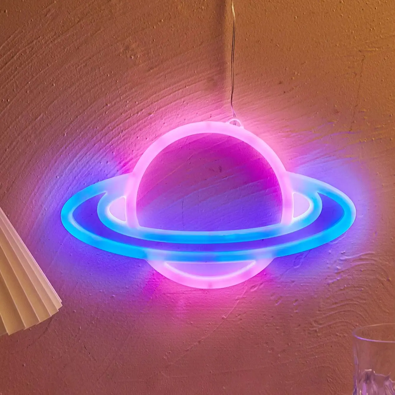 luminaria-pendente-led-neon-chi-buy-em-formato-de-planeta-alimentada-por-usb-decoracao-neon-presente-de-aniversario-arte-de-parede-para-quarto-bar-loja