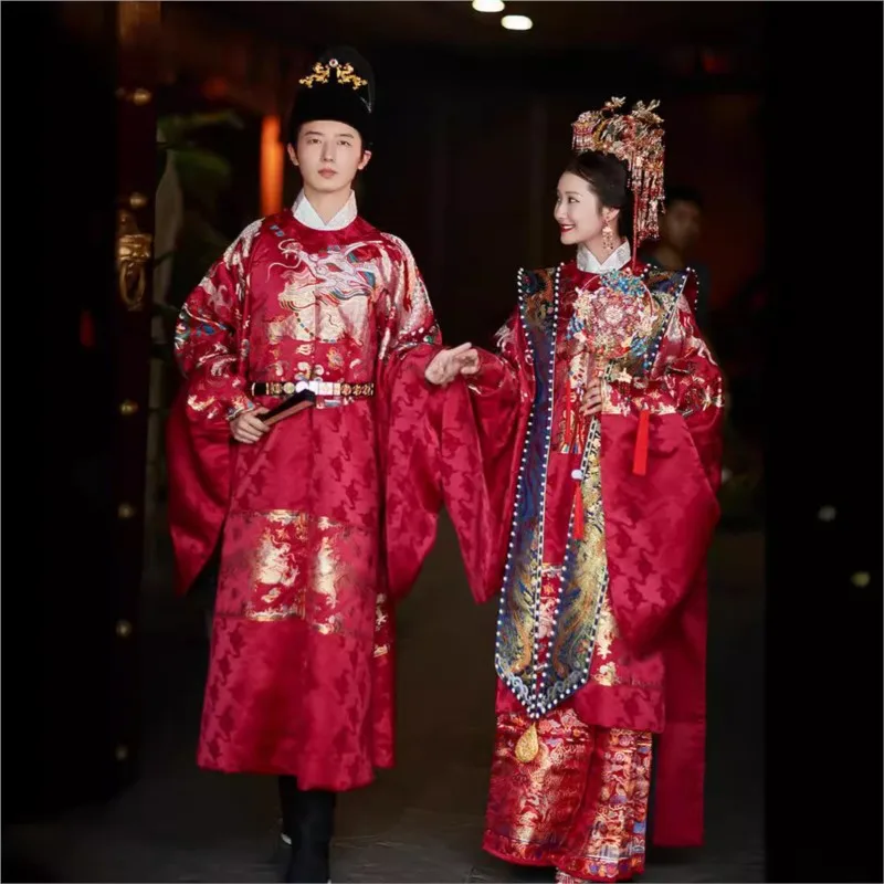 The new Chinese-style wedding dress of Han features a phoenix crown red cape and heavy dragon