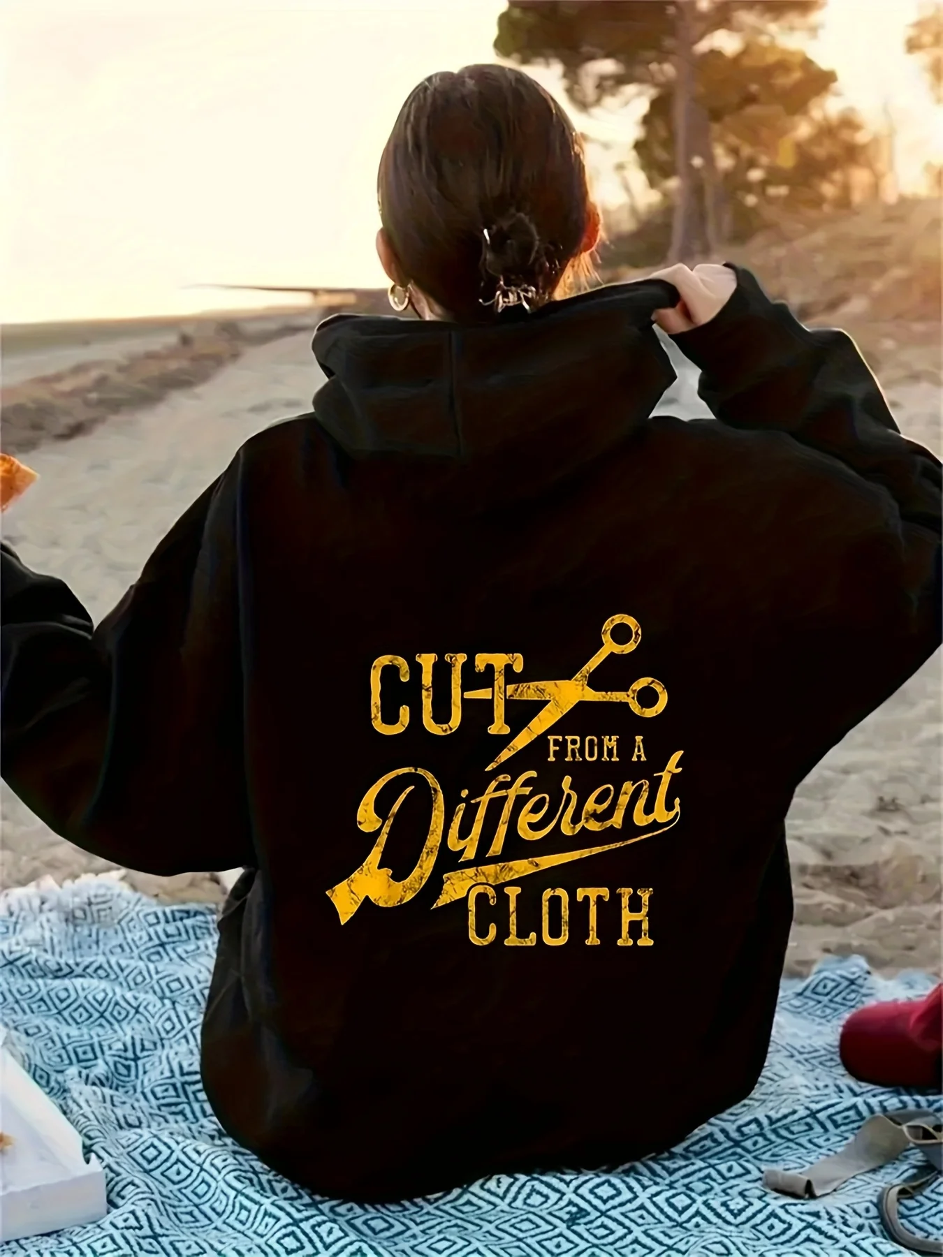 

Женская толстовка-пуловер с капюшоном — черная с жирным желтым рисунком — свободная толстовка с длинными рукавами