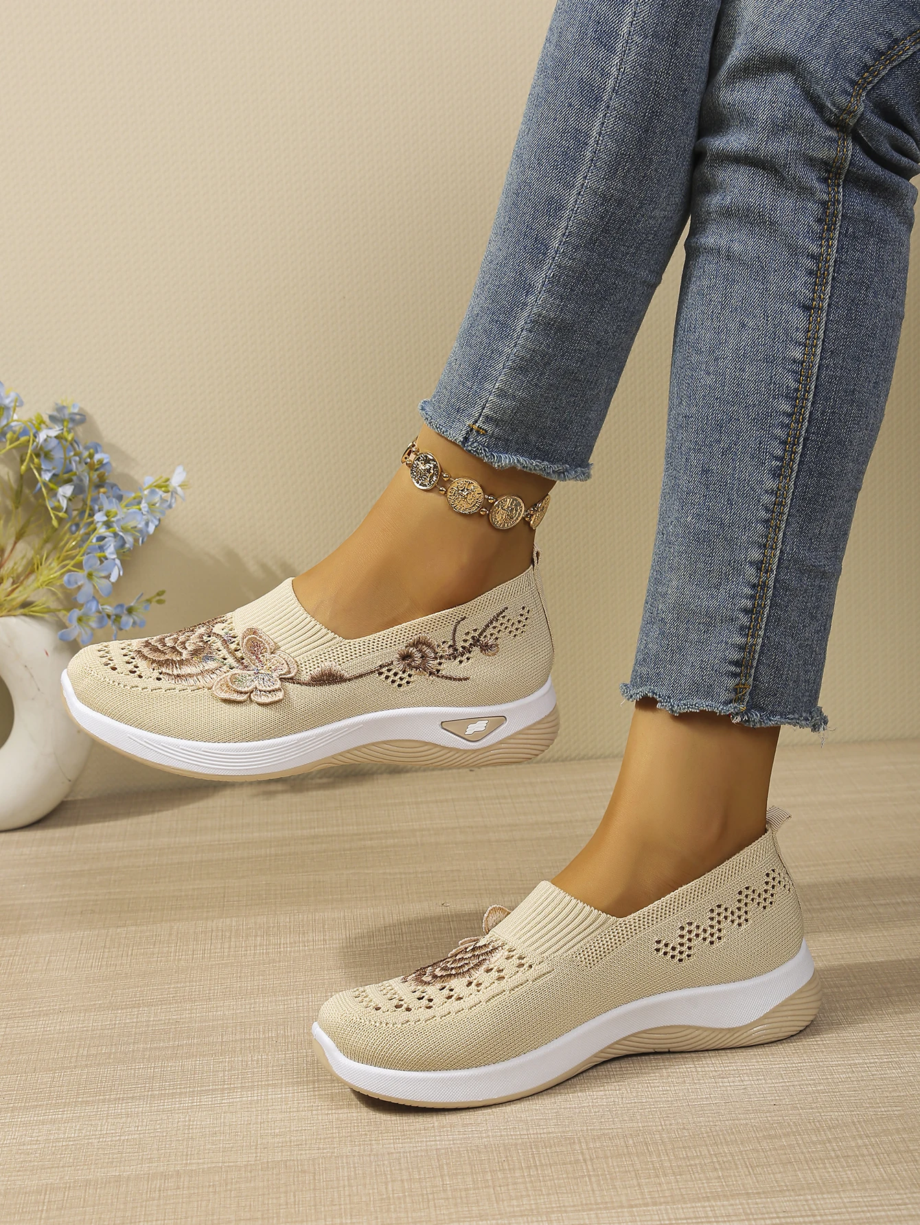 Weiche Damen-Sandalen mit geschlossener Zehenpartie, Blumenstickerei, hohles Netzgewebe, zum Hineinschlüpfen, Keilabsatz, ultraleicht, für den täglichen Spaziergang, Damenschuhe – Detail 28