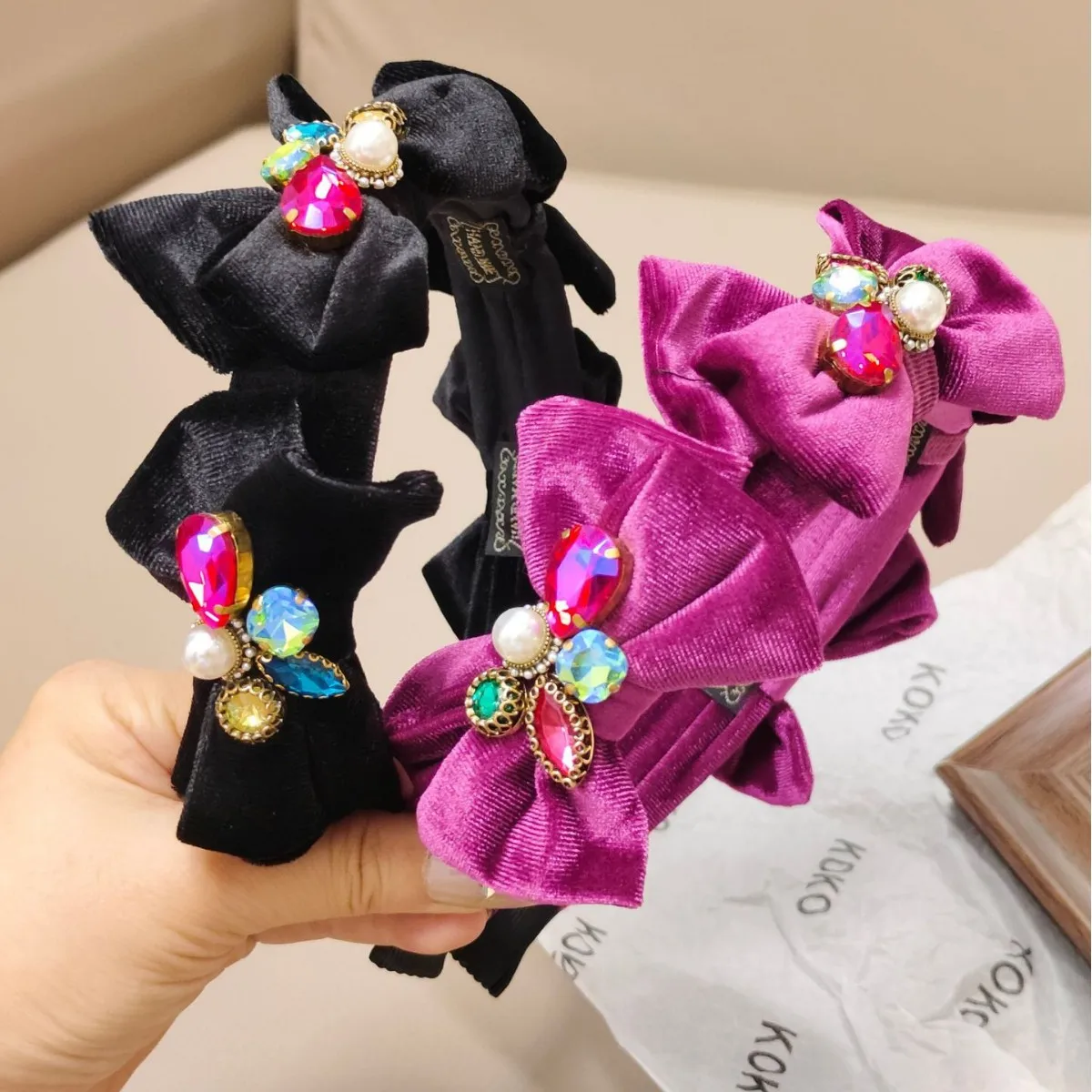 

Корейская версия, изысканный универсальный бархатный бант, инкрустированный цветными бриллиантами, тонкая повязка на голову, роскошный высококачественный аксессуар для волос