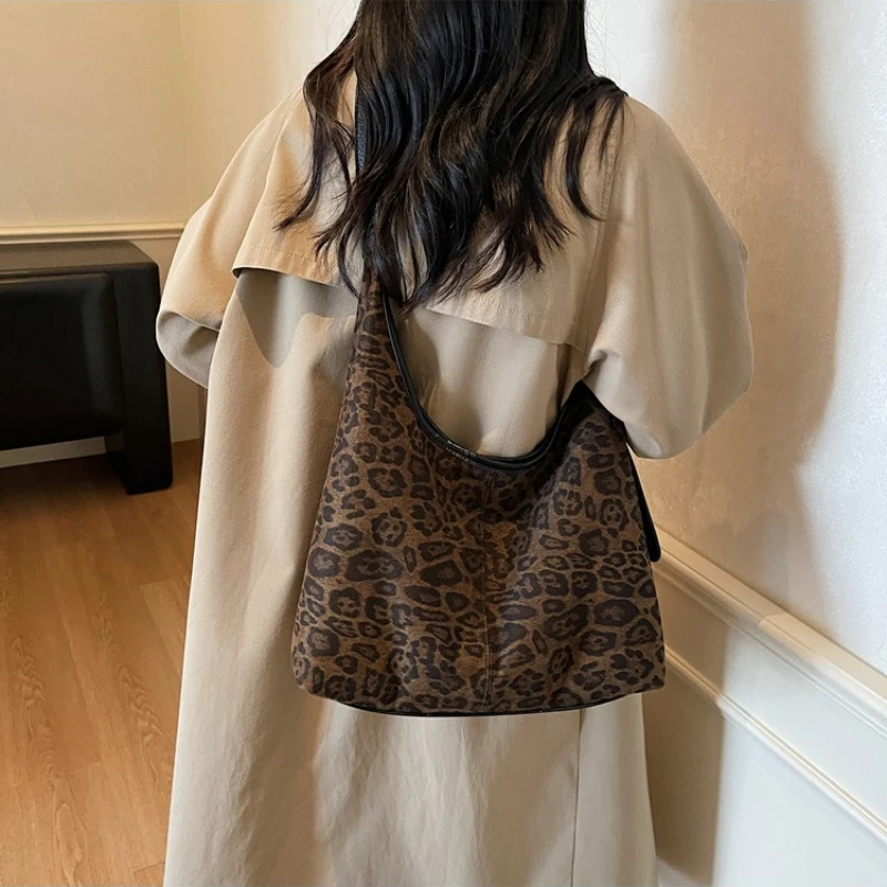 

Корейская замшевая сумка на плечо с леопардовым принтом в стиле ретро для женщин, большие женские сумки-тоут 2025 года, винтажные роскошные дизайнерские женские сумки