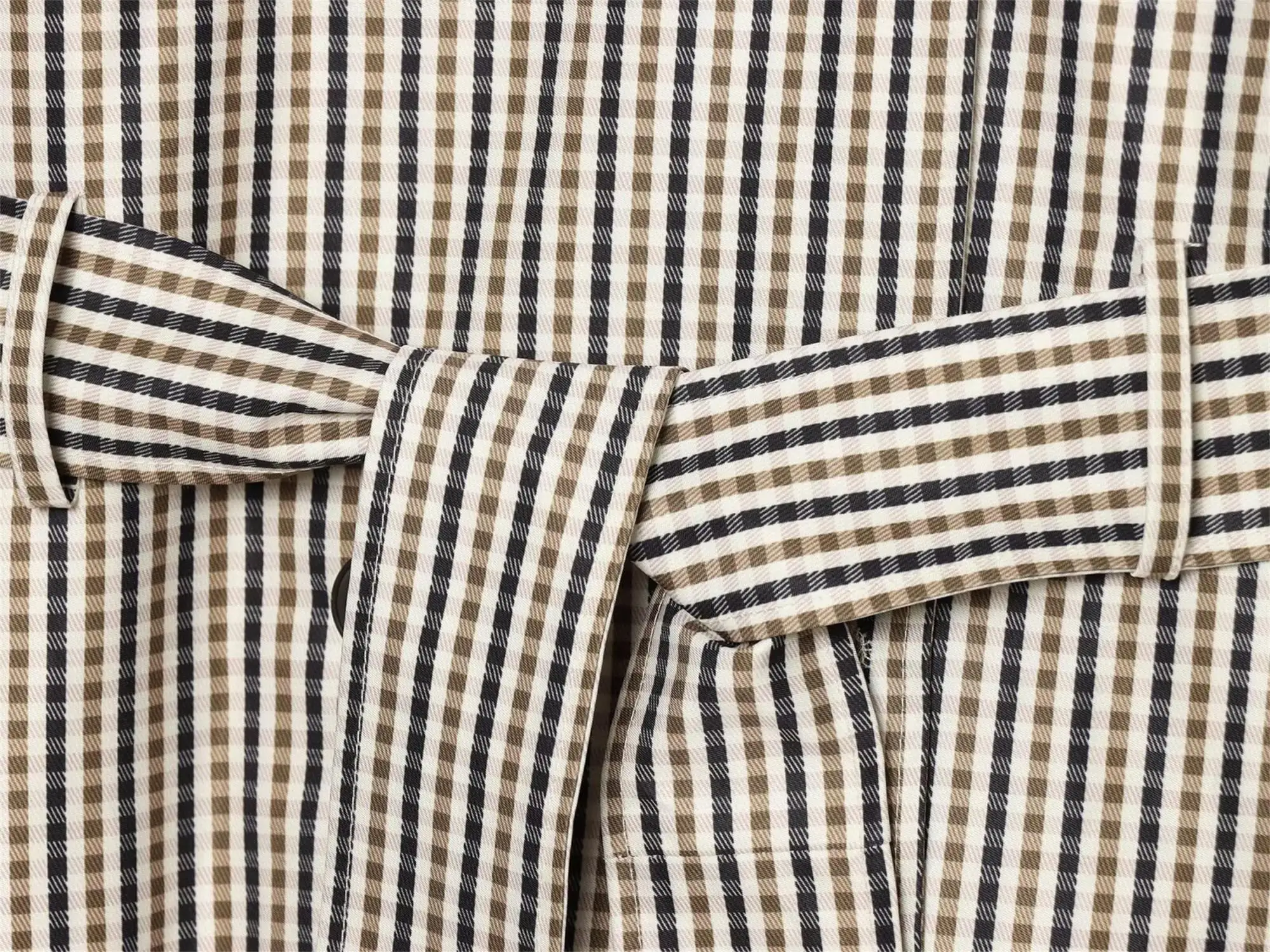 TFMLN Damen-Trenchcoat, kurz geschnitten, schick, mit Revers, doppelreihig, mit Gürtel, lange Ärmel, klassischer Karomuster-Windbreaker. – Detail 10