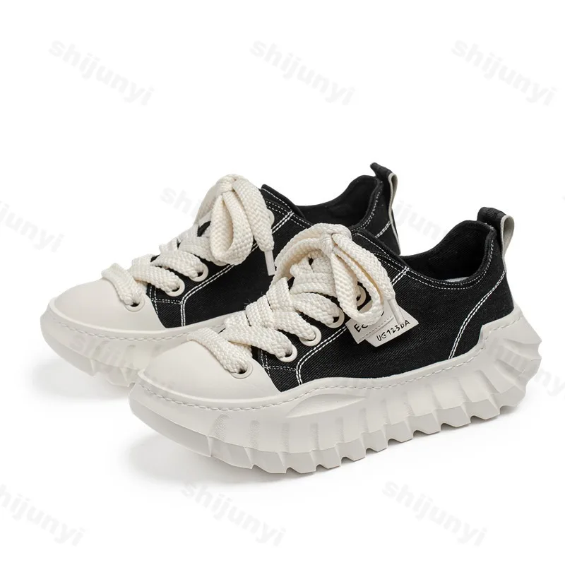 Sepatu Kasual Pria Musim Panas 2025 Tren Mode Baru Serbaguna Sepatu Kanvas Bernapas Meningkatkan Tinggi Badan Sol Tebal Sneakers Chunky