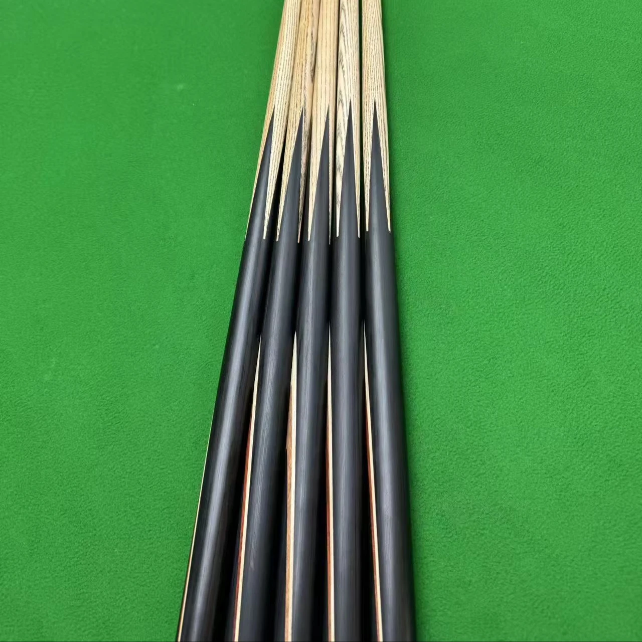 

Handcrafted Billiard Cue, Carefully Polished, Suitable for Both Club and Home Use