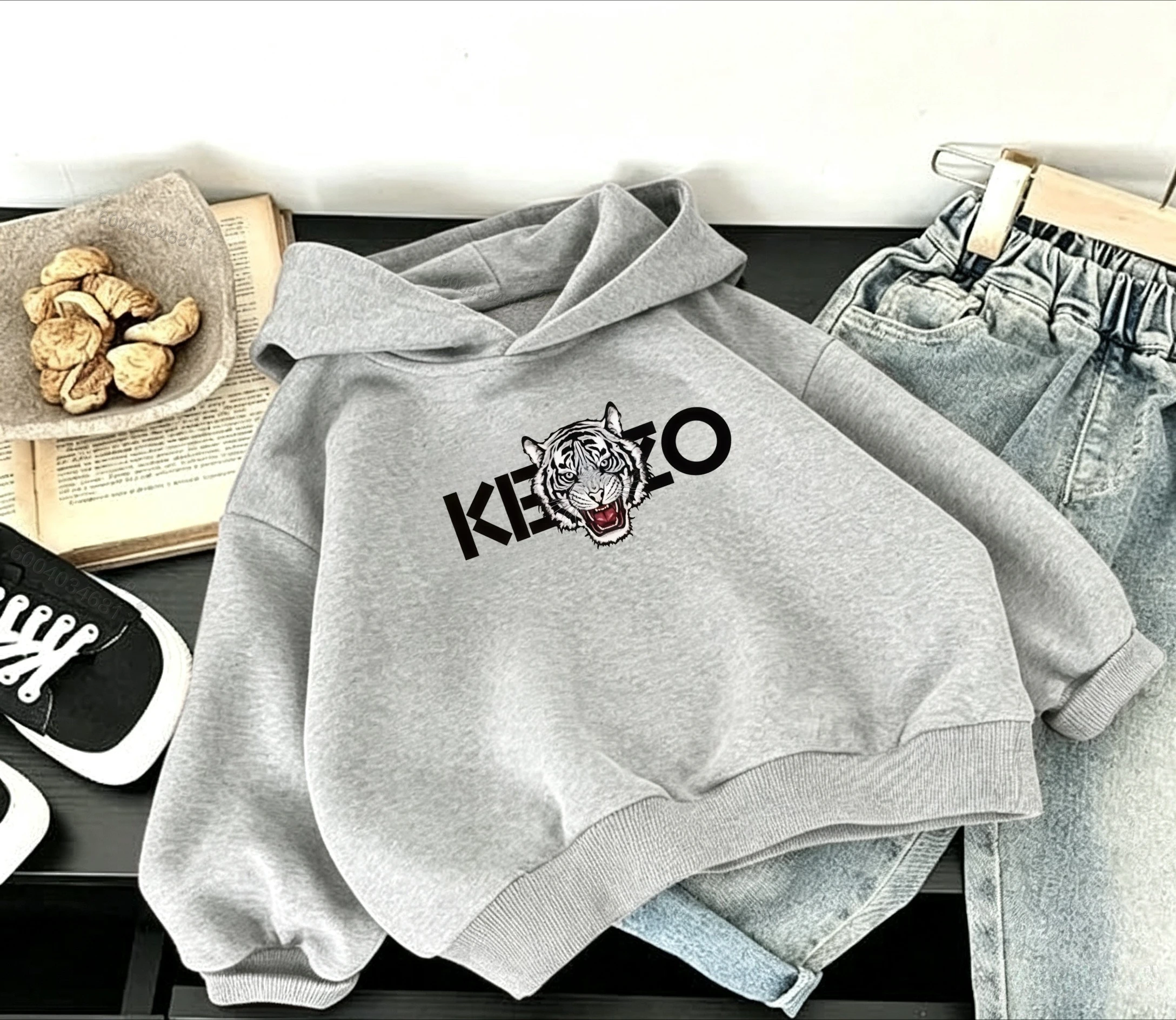 Meistverkaufter gemütlicher Kapuzenpullover für Kinder für Herbst und Winter. Klassischer Cartoon-Druck. Lockeres und lässiges, atmungsaktives Oberteil. – Detail 4