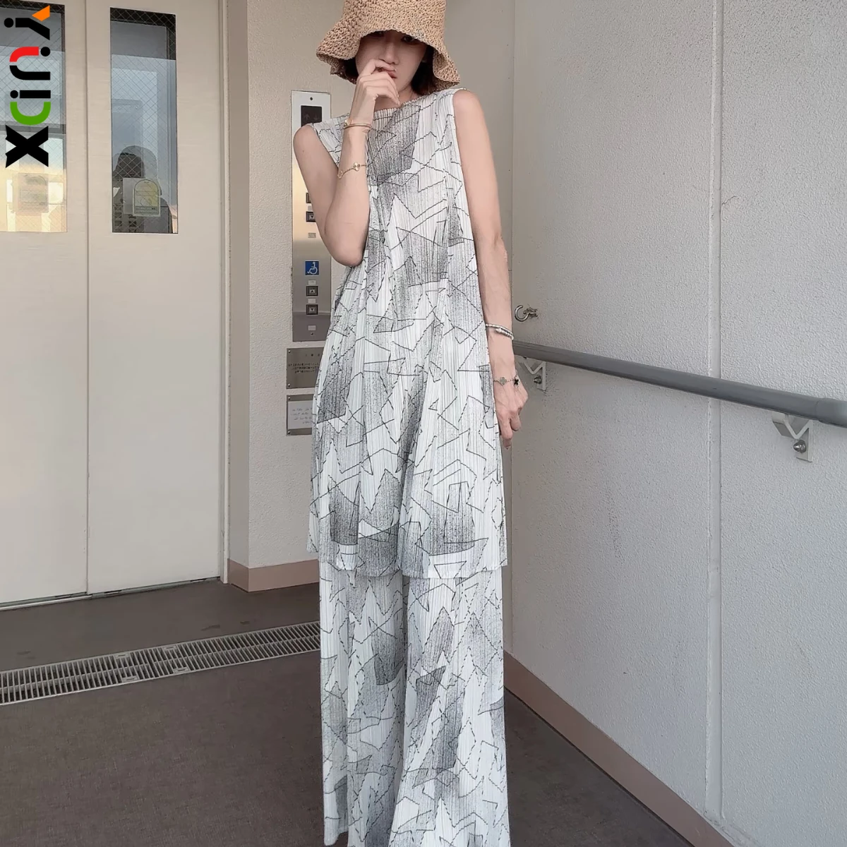 

Grey & White Abstract Print Miyake Pleated Sleeveless Top & Pants Set, Breathable Women's Casual Daily Office Vacation Co-ords