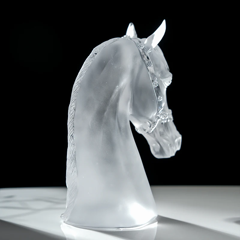 زخرفة زخرفية على سطح الطاولة تمثال رأس الحصان الكريستالي زخرفة كريستال.
