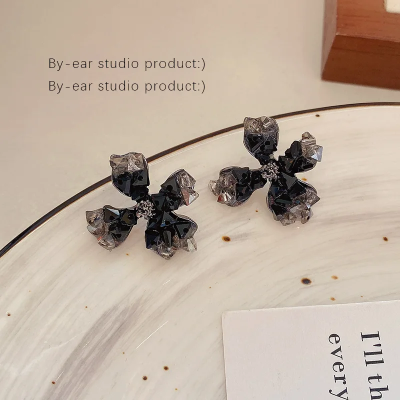 2023 Trend New Irregular Black Zircon Flower Earrings for Women Fashion Transparent Gradient Crystal Stud Earring Jewelry Gift