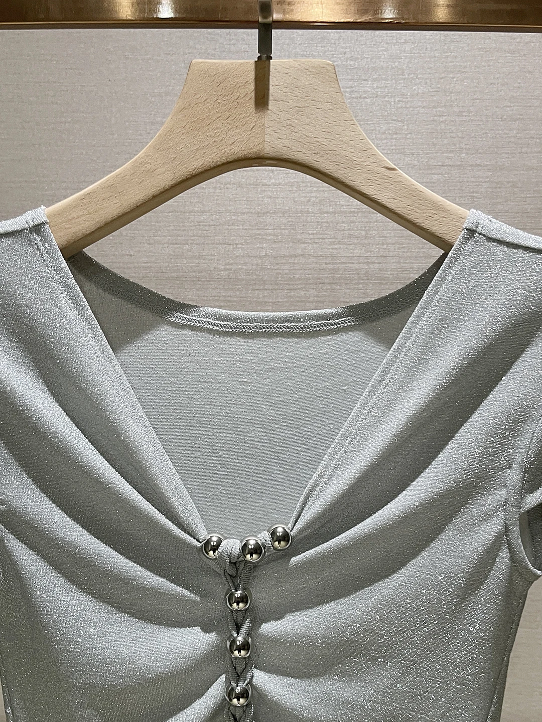 تي شيرت محبوك من ay V-ne ort-sved Design Sense Body طبقة أساسية مع زخرفة من الخرز مطوي للتنقل...