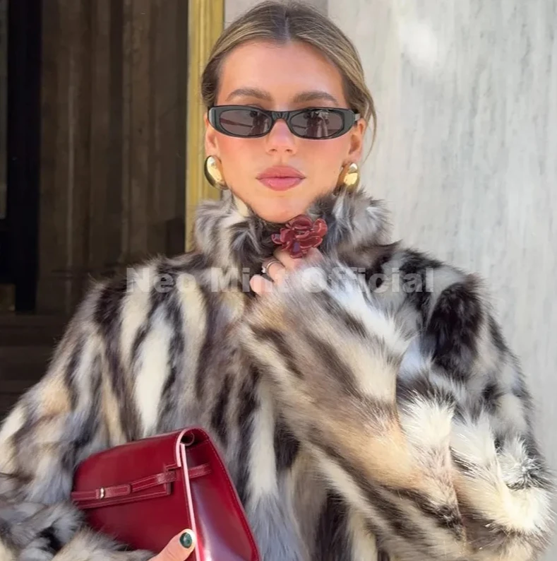 معطف فرو الثعلب بياقة واقفة لخريف وشتاء 2025 سترة من فرو الثعلب مخططة ومطبوعة من الفرو الصناعي للنساء والفتيات
