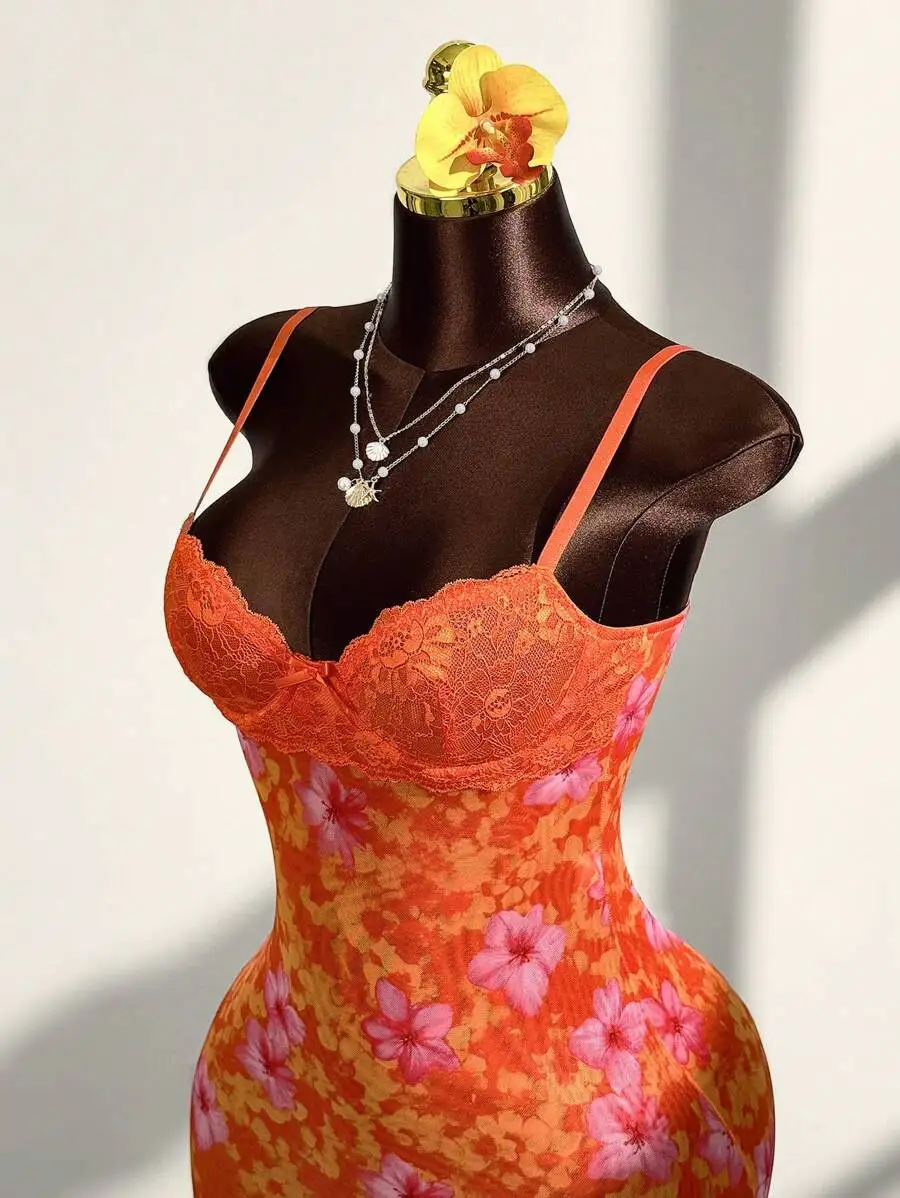 Vestido Mini Bodycon Laranja com Renda Floral, Detalhes em Tule e Laço