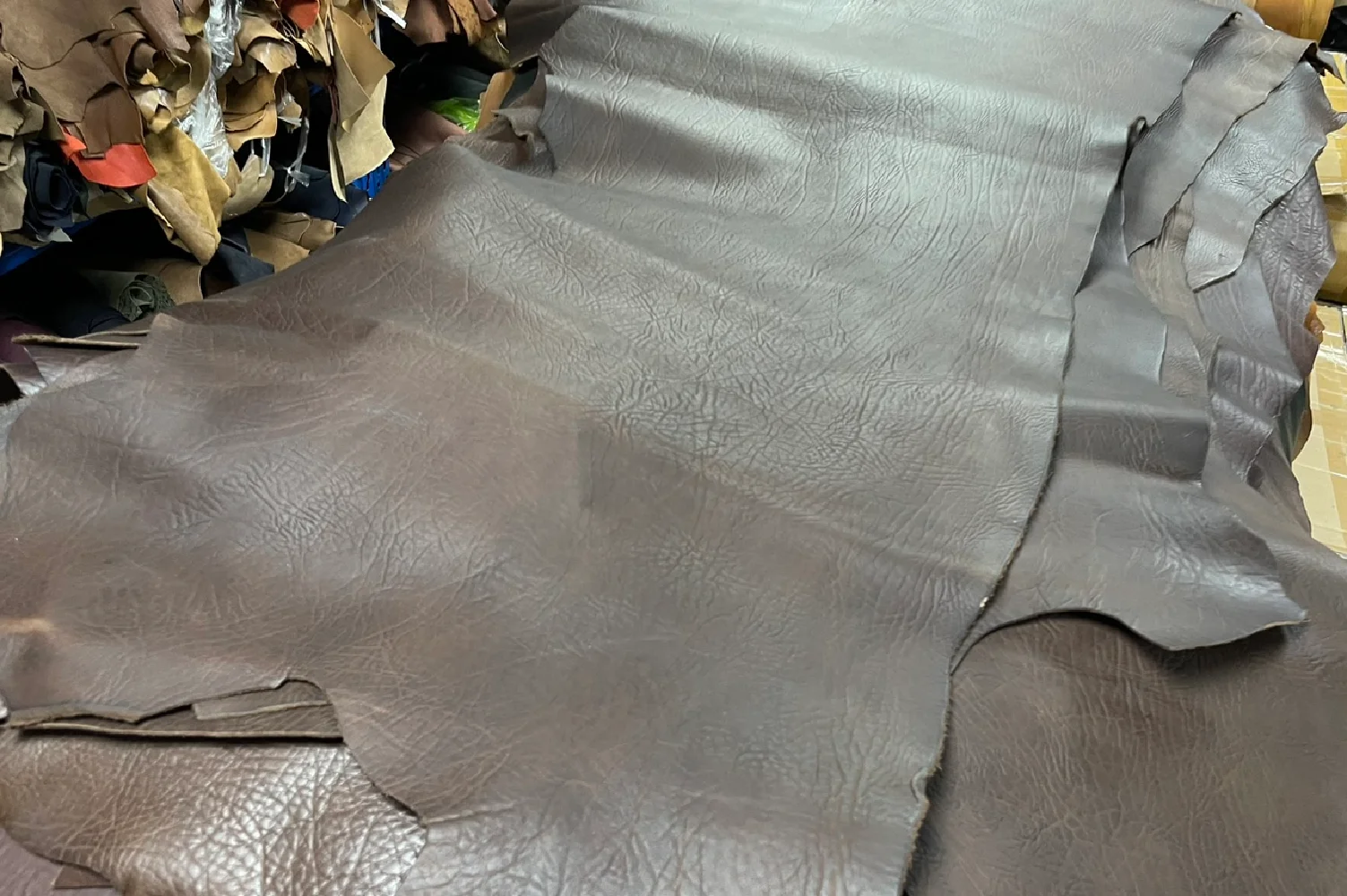 

Bison! Spain incusa Bison shoulder leather thickness 2.0mm 10-12 sf.