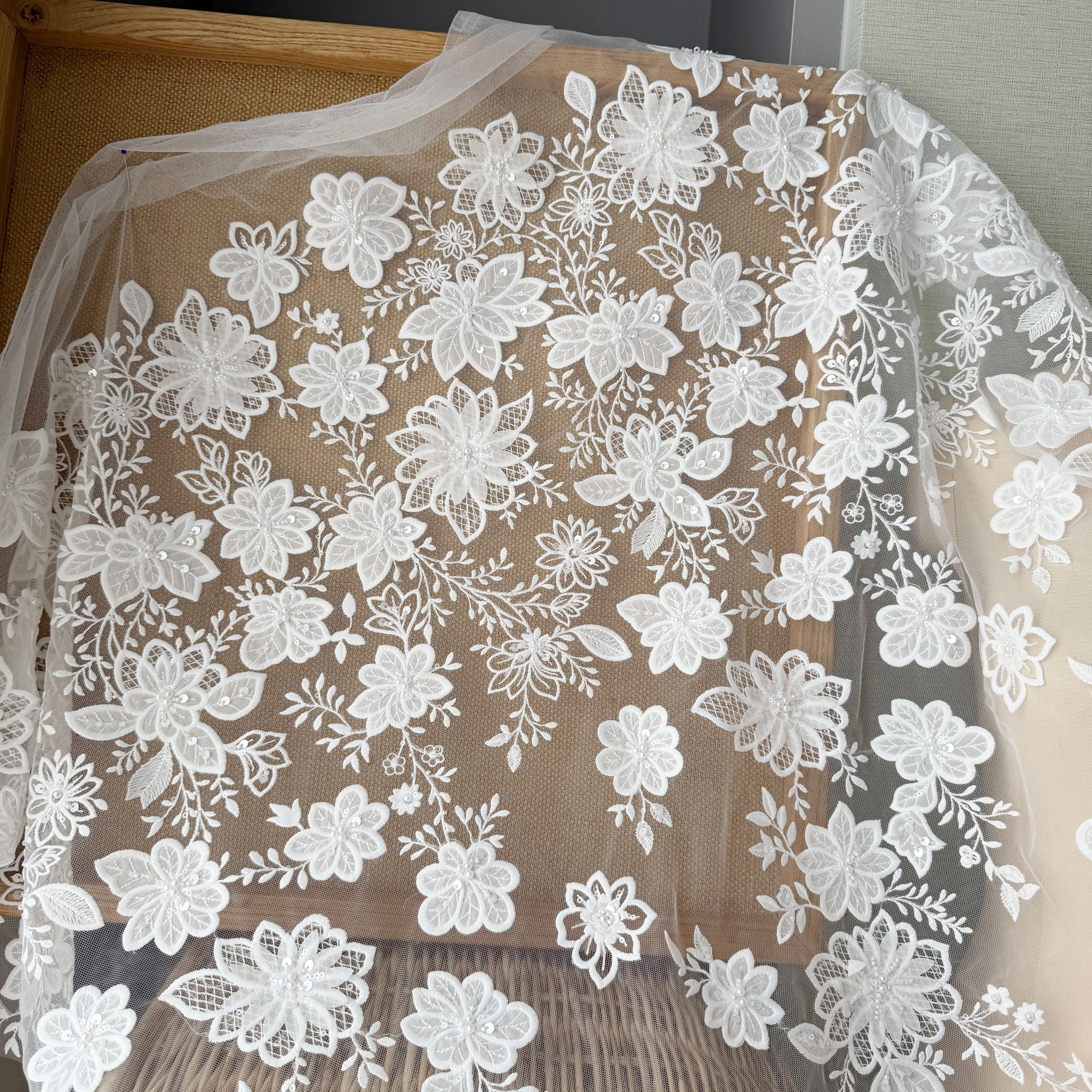 Hochwertige Gänseblümchen 3D-Blumen Nagelperlen Spitzenstoff für Hochzeitskleider Handgefertigte DIY-Accessoires Meterware – Detail 4