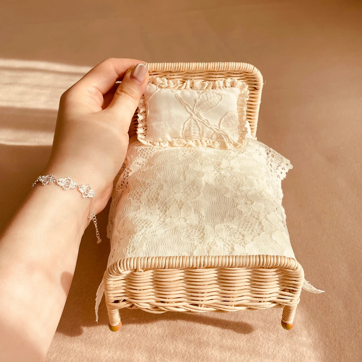 1:8-1:12 Miniature Furniture L-16Cm Light-Colored Rattan Bed with Bedding Suitable for Dollhouse Furniture Decoration