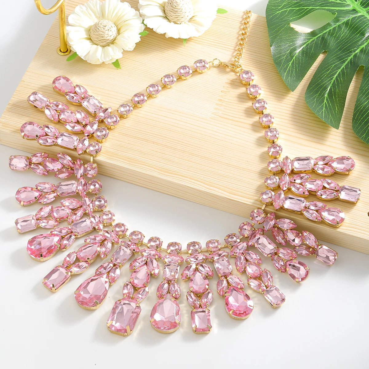 girlgo Luxurious Full Rhinestone Pendant Necklace - Elegant Sparkling Jewelry Perfect for Parties Weddings and Special Occasions