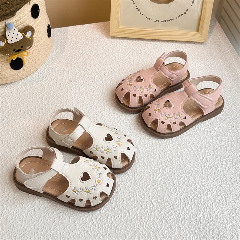

2025 Summer New Children Sweet Sandals for Girls Fashion Korean Style Soft Bottom Anti-slippery Versatile Cut-outs Beach Shoes
