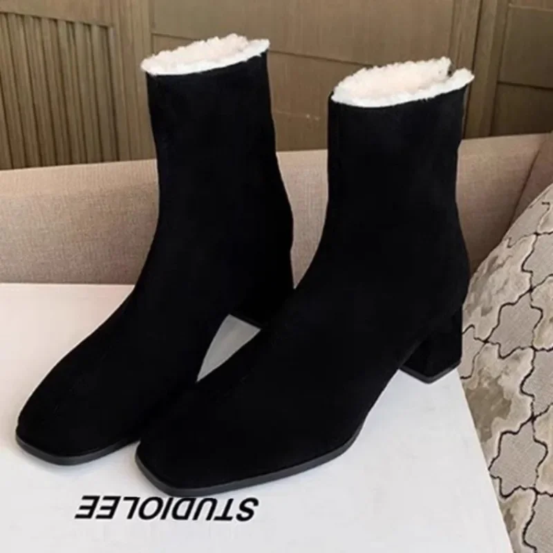 Dedo do pé quadrado pele feminina tornozelo botas de neve moda salto alto camurça sapatos de pelúcia mulher marca de inverno 2025 tendência bombas quentes botas mujer