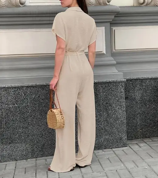2026 Neutraler Overall mit heller Khaki-Textur, faltigem Material und tailliertem Riemen, kurzärmeliger Overall mit Temperament