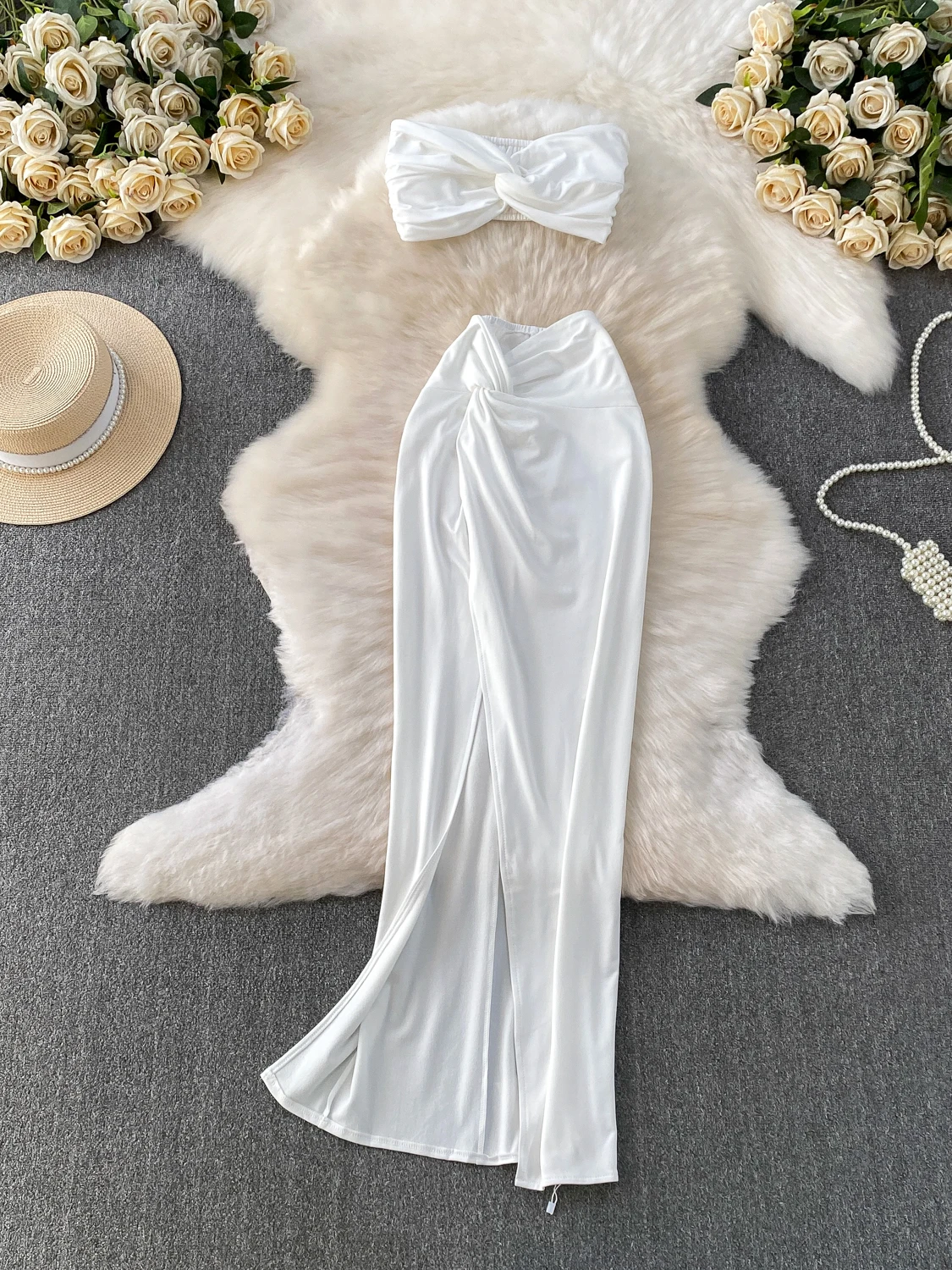 

Foamlina 2025 Осенний комплект из двух предметов. Женский белый укороченный топ без бретелек без рукавов с запахом на груди и длинная юбка с высоким разрезом.