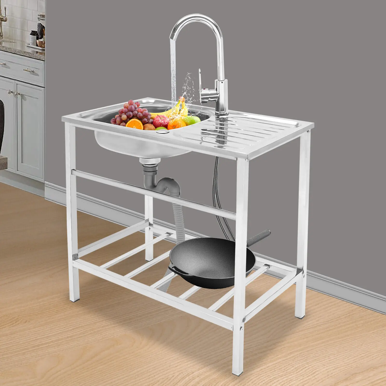 

Коммерческая кухонная мойка из нержавеющей стали с краном и сливом для грузовика и бара в ресторане на открытом воздухе