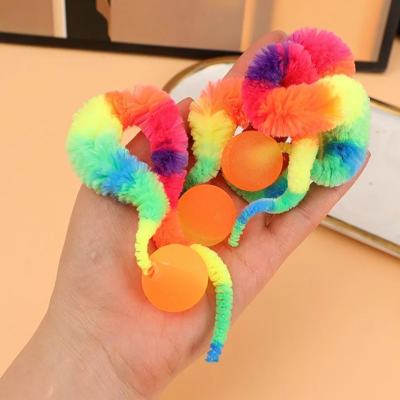Interaktives Katzenspielzeug: Farbenfroher, elastischer Raupenball mit fluoreszierendem Effekt – Hüpfball für Katzen und Kätzchen zum Spielen und Teaser-Spiel – Detail 9