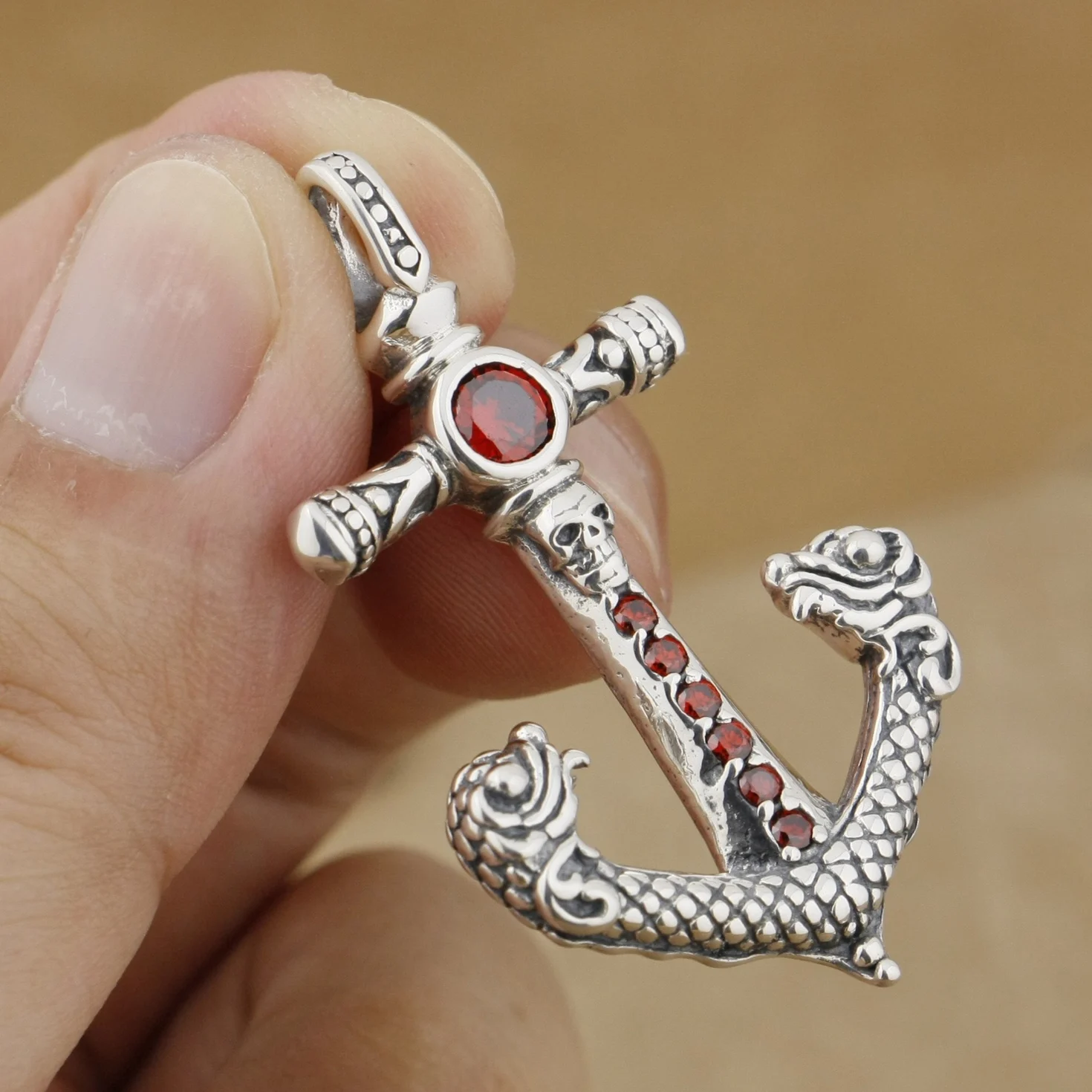 

Красный камень CZ из стерлингового серебра 925 пробы с черепом и якорем, модный кулон 9J002