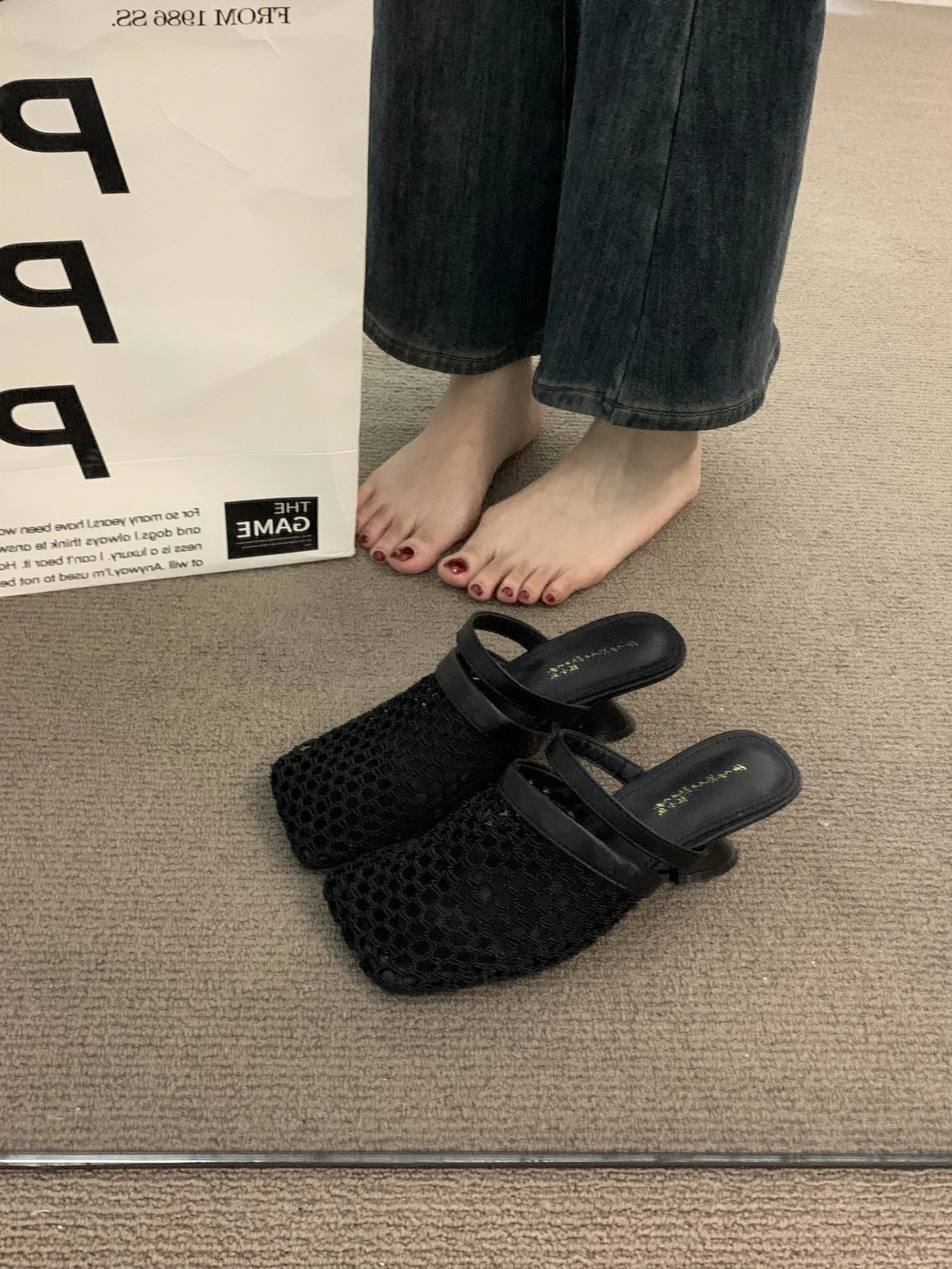 フレンチスタイルメッシュアップハイヒール中空ブラックトゥレディースサンダル夏用優しい妖精風ハーフスリッポンシューズ休暇用