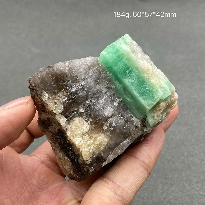 100% Natural green emerald mineral gem-grade crystal specimens stones and crystals quartz crystals