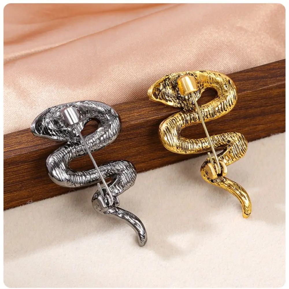 Vintage Zodiac Snake Brooch Alloy Sparkling Rhinestone Animal Collar Pins Zircon High-grade Temperament Metal Snake Lapel Pin