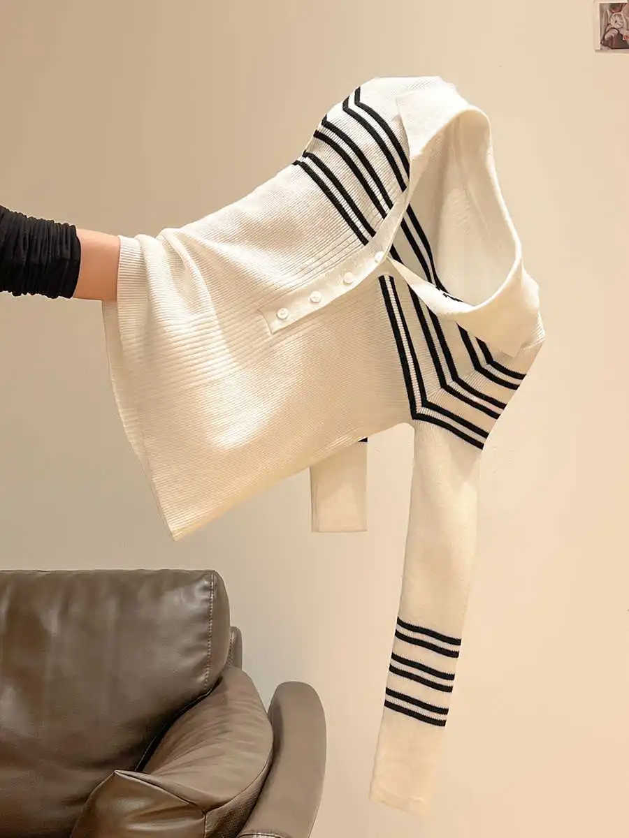 A Contrasting Color Striped Knitted Long-Sleeved T-Shirt As The Base Layer, Paired With A New Semi-Open-Neck High-End Top For Wo