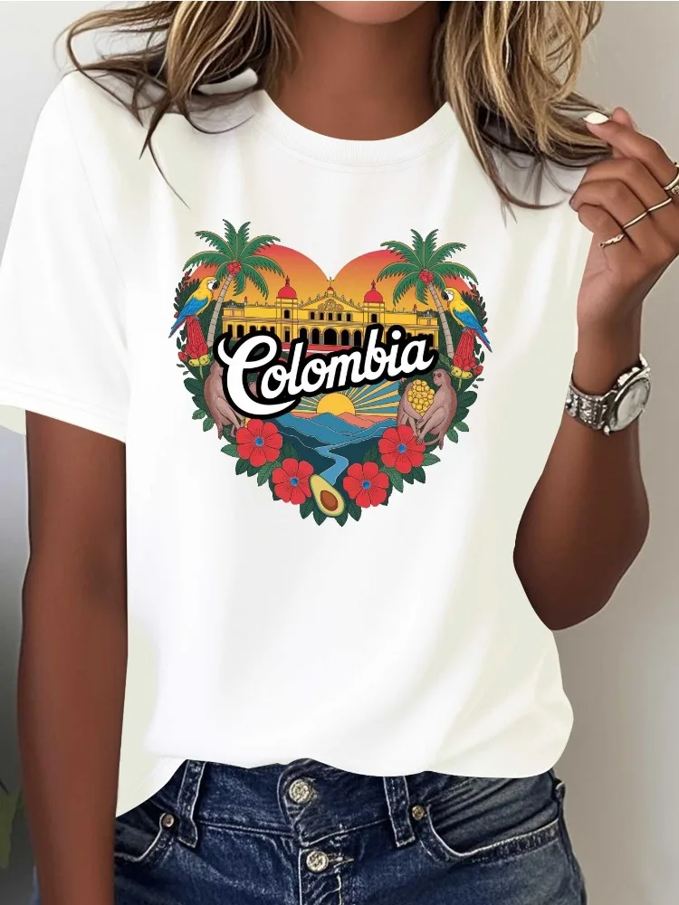 

Женская футболка на тему Колумбии с цветами национального флага в сочетании с изображением в виде культового символа и дизайном сердца