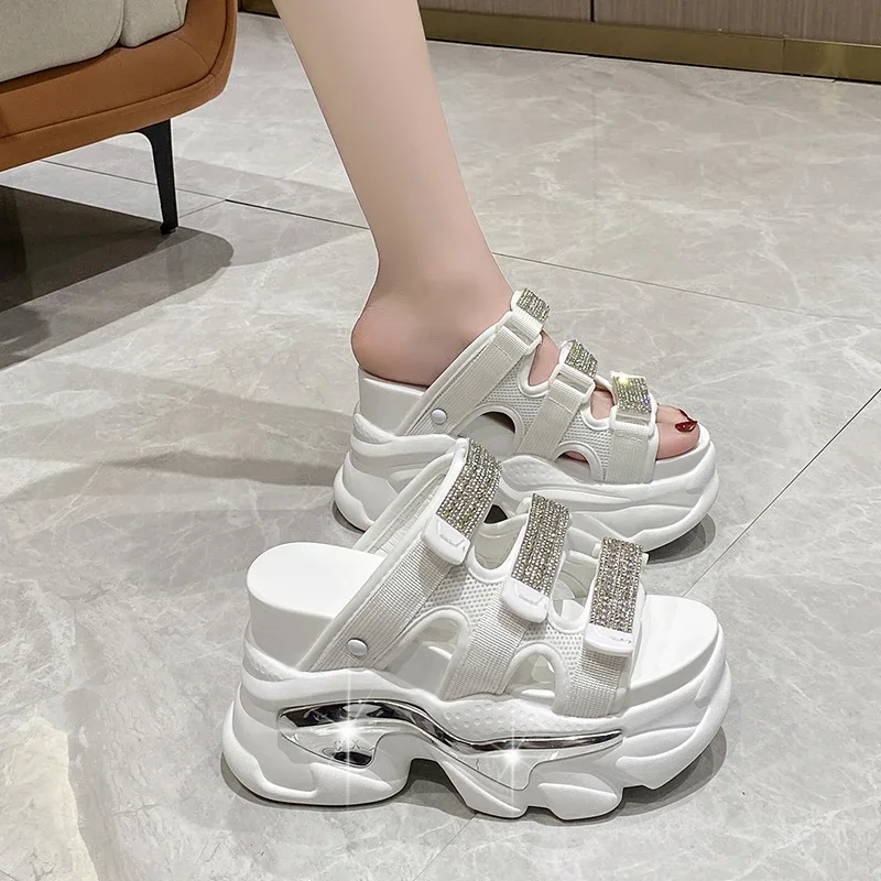 10 سنتيمتر إسفين الكعوب النعال للنساء 2025 جديد الصيف صنادل أرضية عالية امرأة سميكة القاع عدم الانزلاق الأسود شاطئ الوجه يتخبط