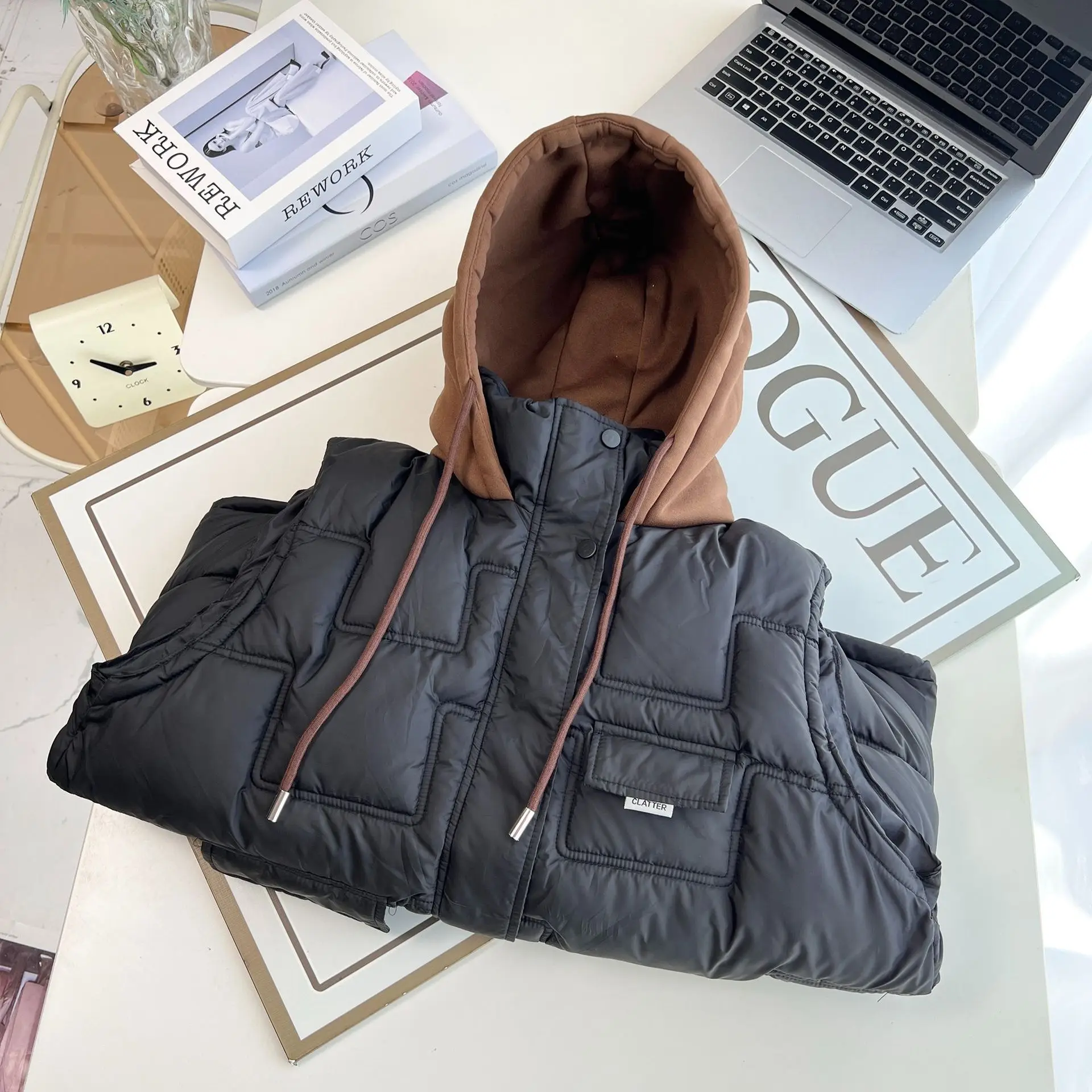 XXXXXL موضة حجم كبير المرأة سترة مبطنة 2025 الشتاء الكورية نمط وهمية قطعتين مقنعين الدافئة أكمام سستة سترة 6875