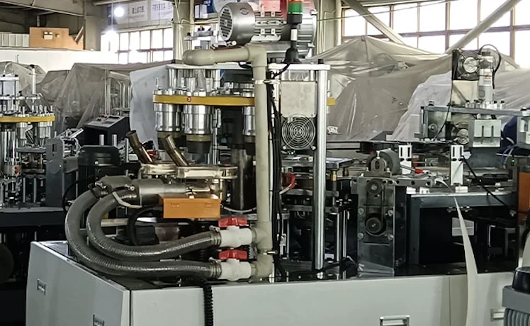 آلة تصنيع الأكواب الورقية عالية الجودة بسعر منخفض آلة صنع زجاجات الأكواب الورقية للاستعمال مرة واحدة للبيع 2025 الأكثر مبيعًا