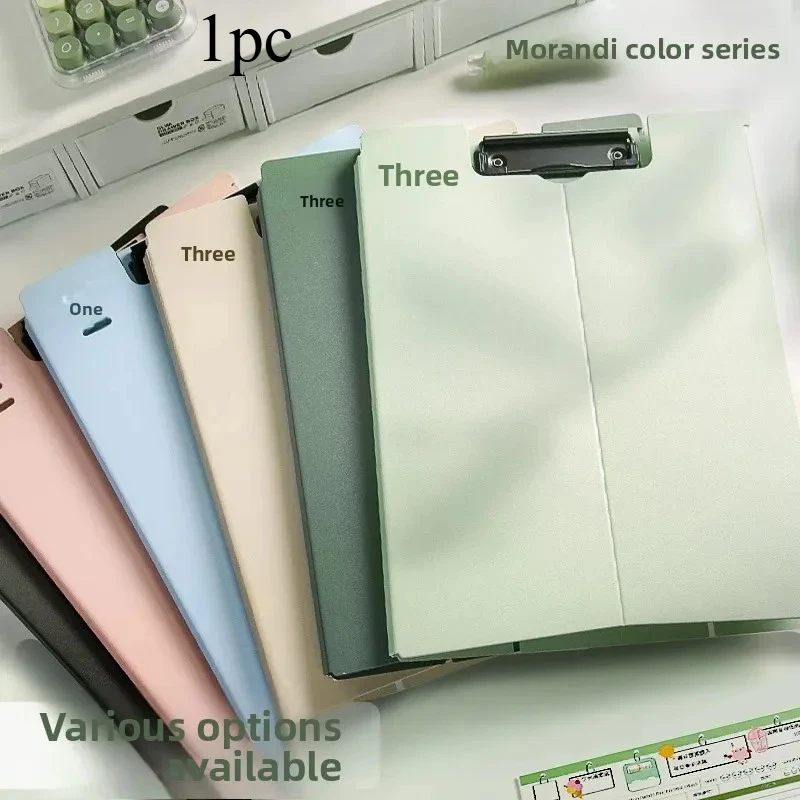 

Утолщенная папка для файлов формата А4. Постоящая папка для записей встреч. Пластиковый материал. Доступен вертикальный зажим для пластины.