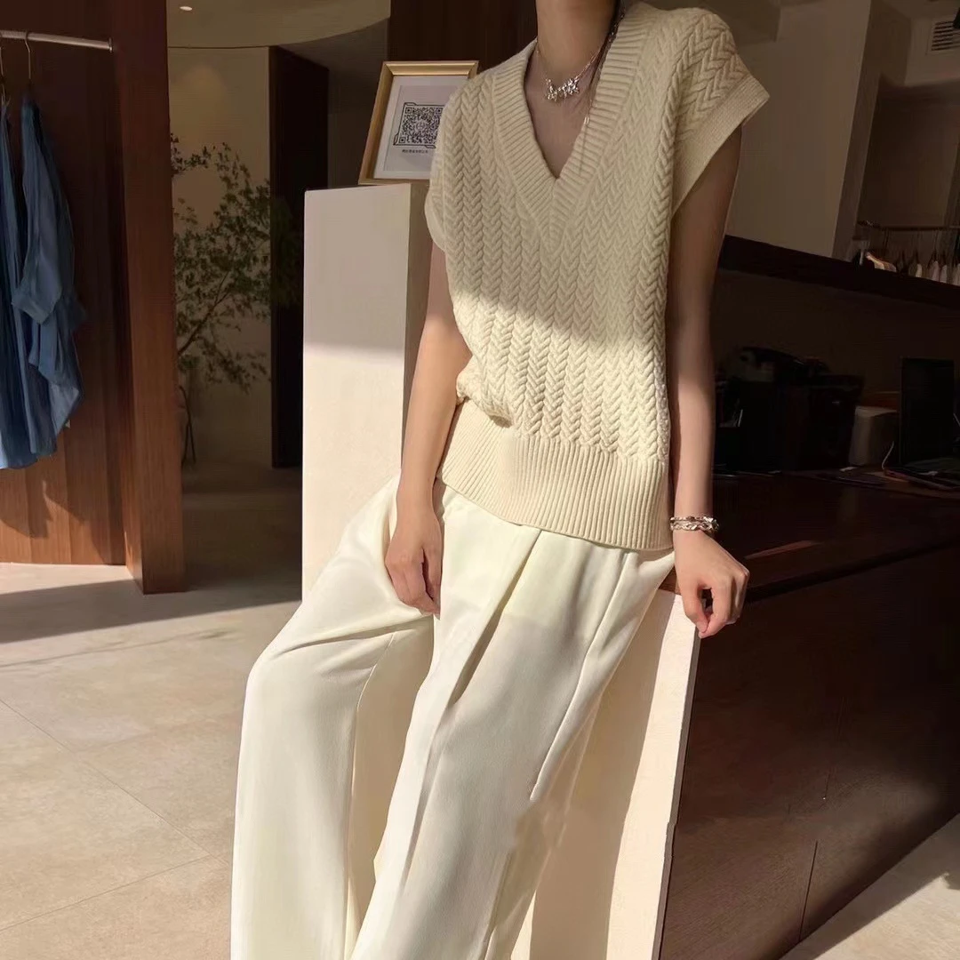 

2022 Autumn and Winter Loose Silhouette Dropped Shoulder Overlapped V-neck Twisted Knitting Vest