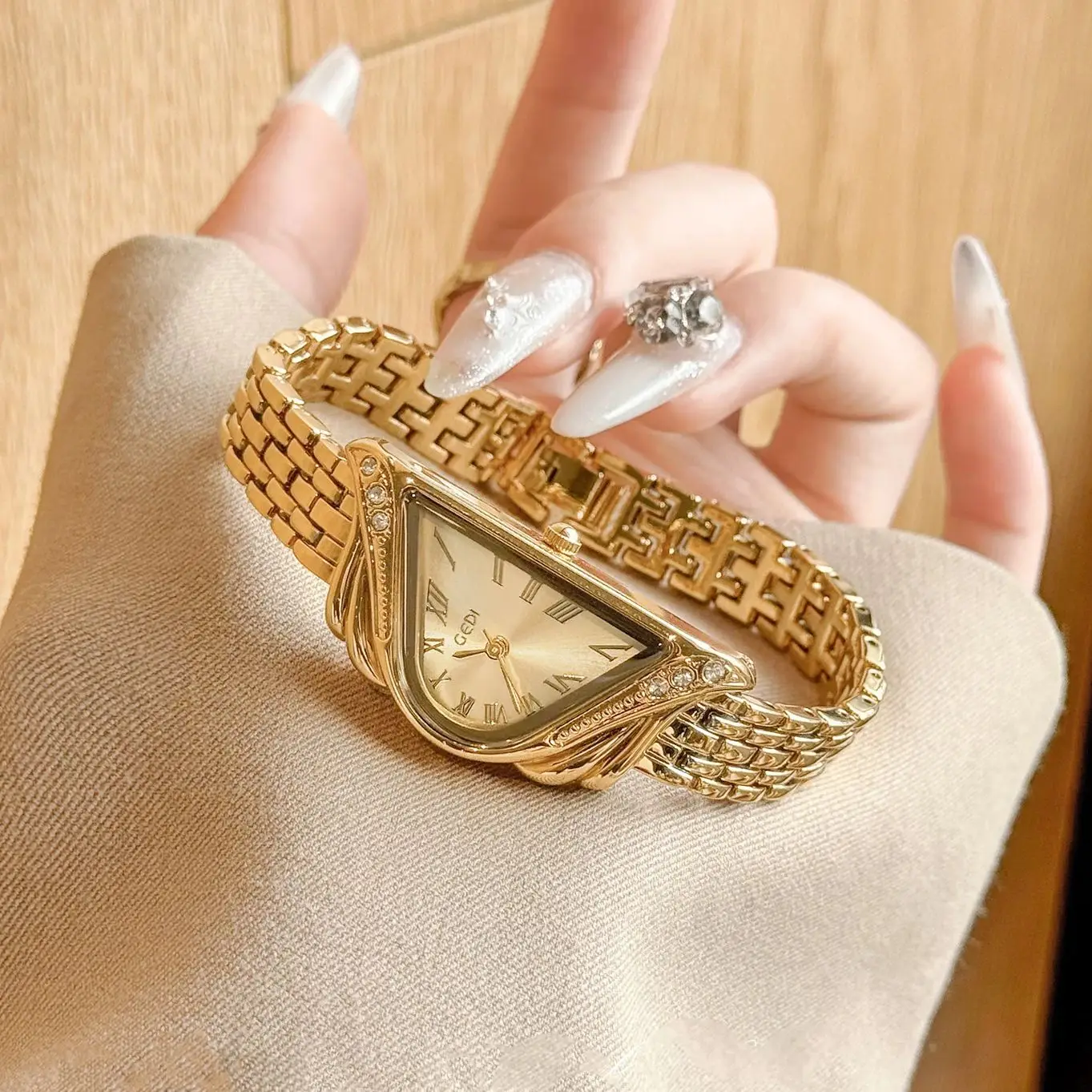 Orologi da donna di lusso retrò Design asimmetrico alla moda, stile braccialetto premium, orologio al quarzo impermeabile, regalo perfetto