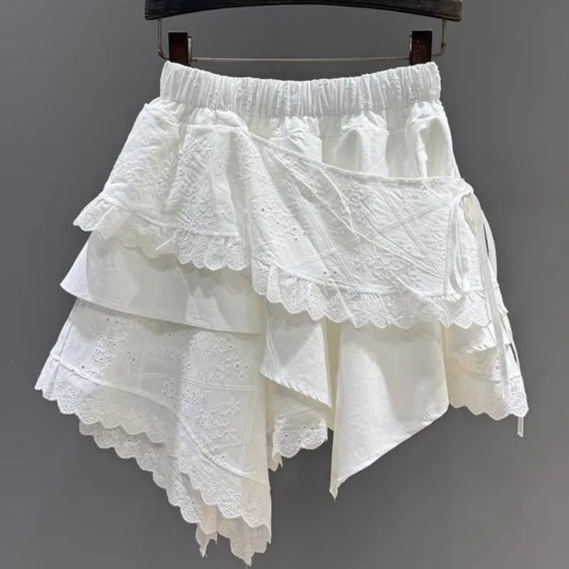 صيف 2025 الأبيض غير المتكافئة تنورة دانتيل المرأة عادية الحلو عالية الخصر ألف خط تنورة صغيرة أنيقة موضة الأزهار كعكة تنورة جديد #2