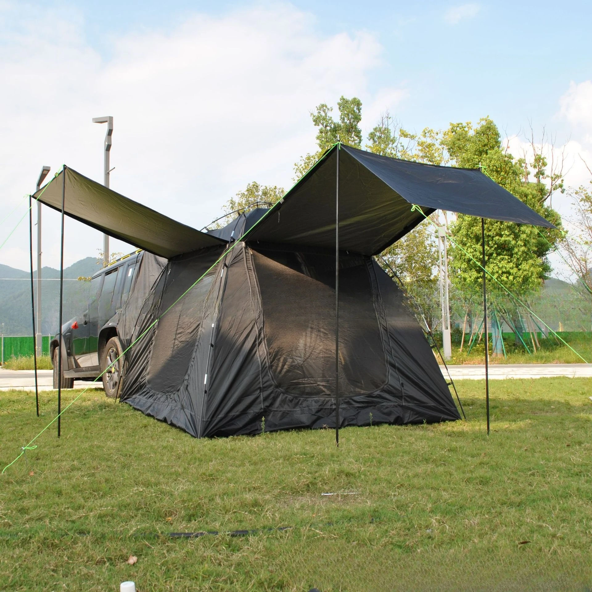 

rain and sun protection 4-person rear extension tent, which can blow air conditioning in the car and rear integrated tent