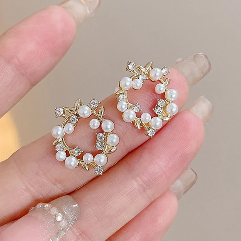 Cute Golden Garland Shape Stud Earrings for Women Fashion Crystal Imiation Pearl Small Earrings Wedding Party Sweet Jewelry