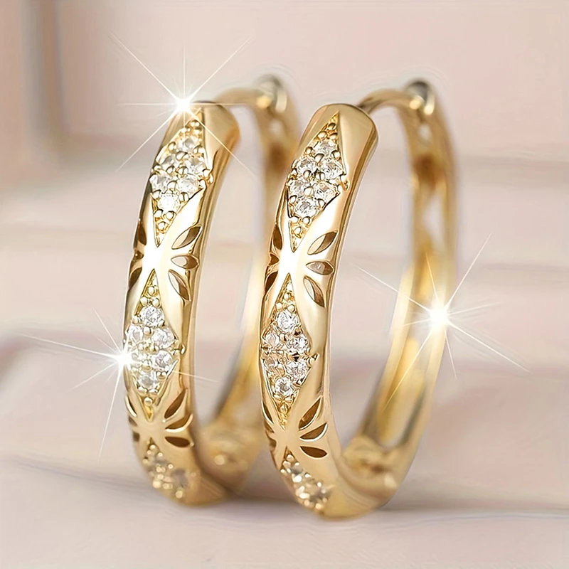 Huitan Boucles d'oreilles créoles opulentes et attrayantes pour femmes, couleur or de luxe, motif, bijoux de fête exquis et tendance